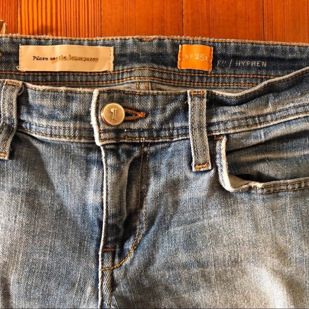 Pilcro medium wash, low rise jeans